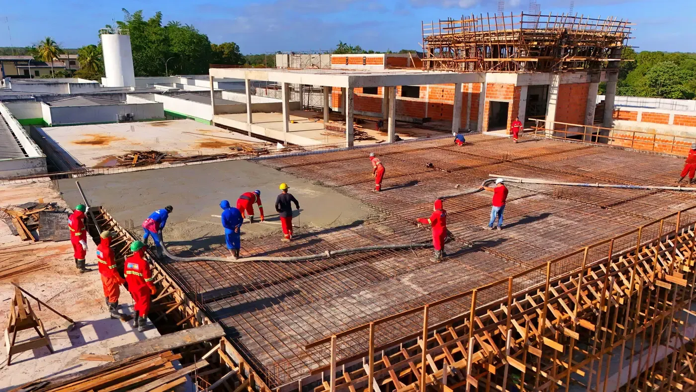 Governo do Amapá avança na construção do Hospital Regional de Porto Grande com concretagem e delimitação de setores