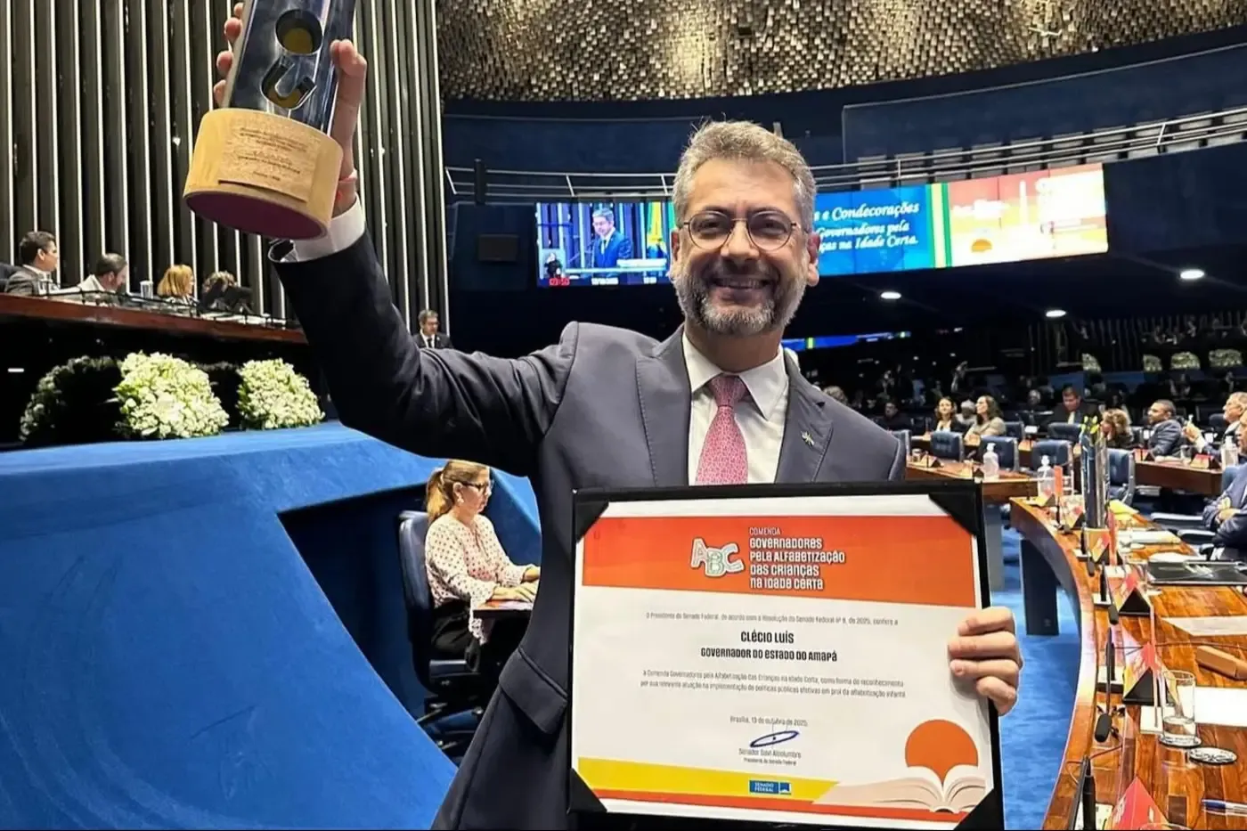 'Esta comenda não é apenas um prêmio, mas um símbolo de esforço coletivo dos educadores', afirma Clécio, ao receber prêmio educacional em Brasília