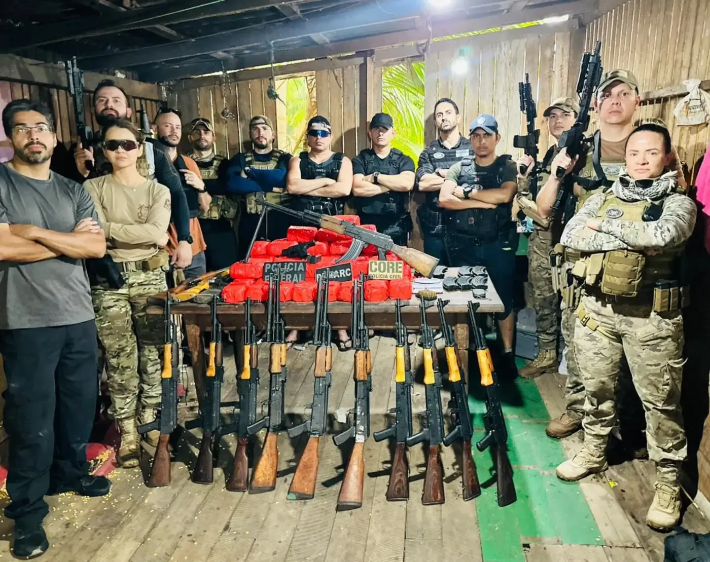 Polícia realiza maior apreensão de fuzis, drogas e embarcações