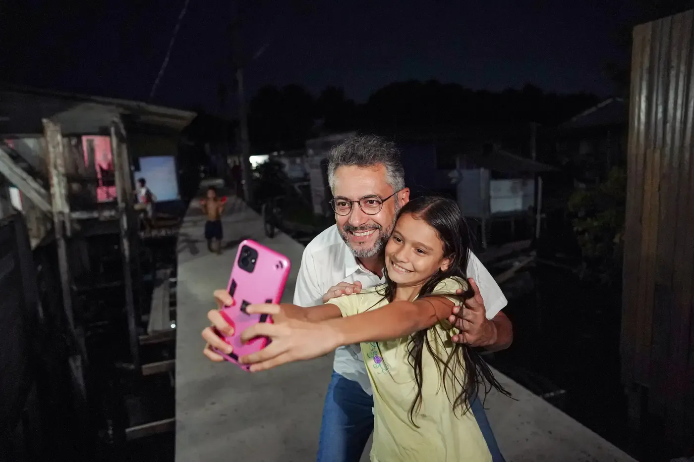 Ponte Firme: governador Clécio Luís vistoria passarela em concreto no bairro Jardim Marco Zero, em Macapá